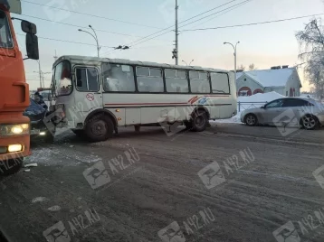 Фото: В Кемерове тройное ДТП с маршруткой заблокировало дорогу 1