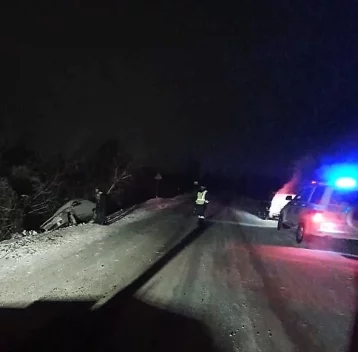 Фото: Автомобиль застрял в снегу на кузбасской трассе 1