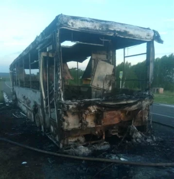 Фото: В МЧС рассказали подробности ЧП со сгоревшим автобусом на кузбасской трассе 1