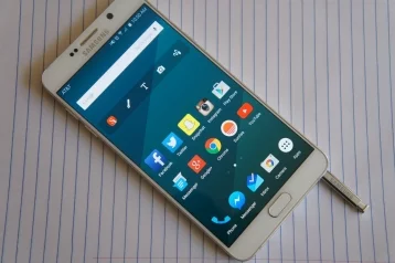 Фото: Samsung выпустит смартфон со встроенным алкотестером 1