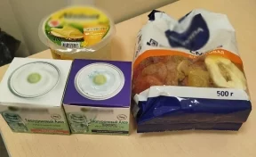 Кемеровчанка попыталась вынести из магазина пакет с косметикой и продуктами