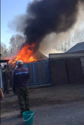 Фото: Пожар в частном доме в Кузбассе попал на видео 1
