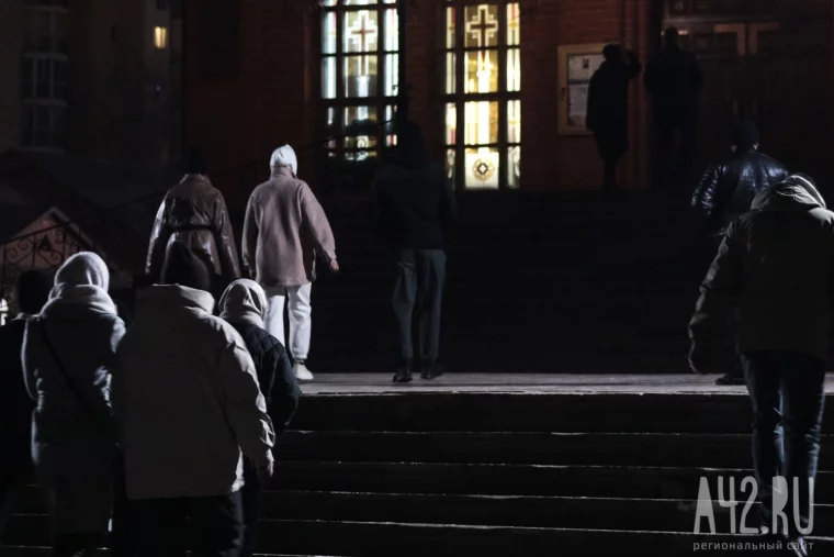 Фото: Христос воскрес из мёртвых. Пасхальное богослужение в Знаменском соборе Кемерова 34