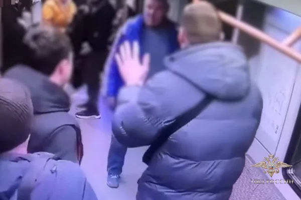 В московском метро мужчина устроил драку с разбудившими его пассажирами