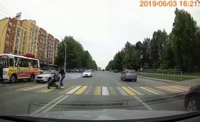 В Кемерове автомобиль чуть не сбил девушку с коляской на пешеходном переходе