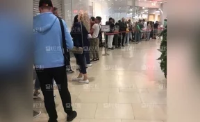 Кузбассовцы выстроились в огромную очередь в магазин H&M