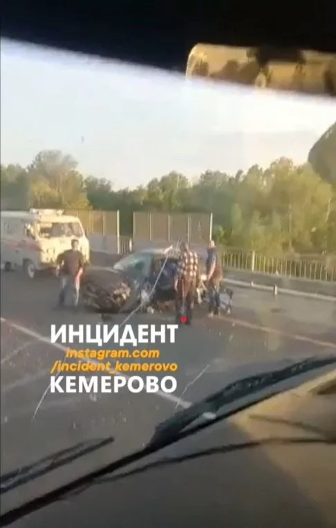 Фото: Легковушка столкнулась с фурой на кузбасской трассе  2