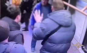 В московском метро мужчина устроил драку с разбудившими его пассажирами
