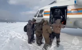 Не хотят терять улов: на Сахалине часть рыбаков отказывается покидать отколовшуюся льдину