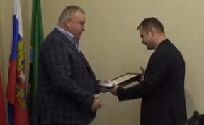 Мэр Мысков наградил мужчину, спасшего пожилую женщину из горящего дома