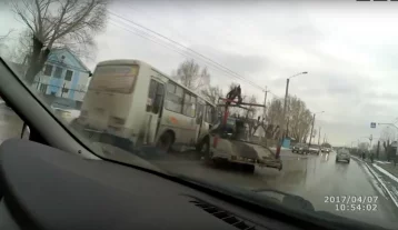 Фото: В Кузбассе маршрутка врезалась в эвакуатор 1
