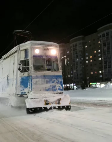 В Кемерове на расчистку трамвайных путей вышел специальный вагон