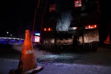 Фото: Дорожные службы начали ямочный ремонт дорог в Кемерове 1