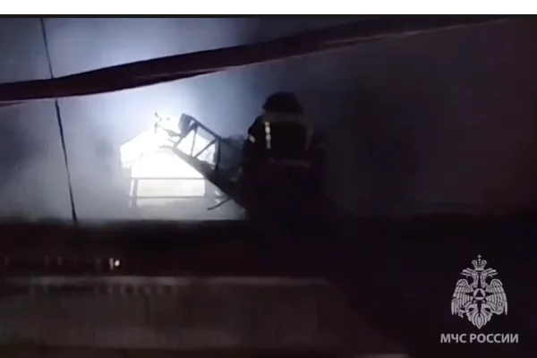 Крыша пятиэтажки вспыхнула в Оренбурге, площадь пожара составила 1 000 квадратов