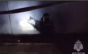 Крыша пятиэтажки вспыхнула в Оренбурге, площадь пожара составила 1 000 квадратов