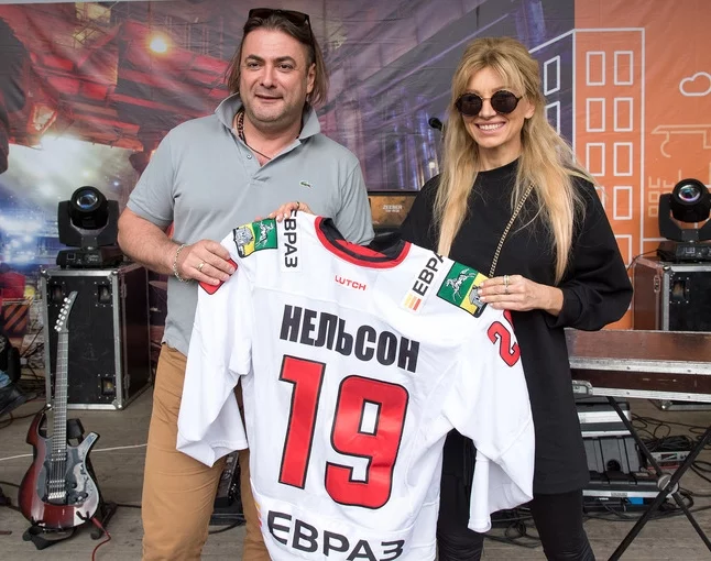 Фото: Солистке российской поп-группы подарили свитер ХК «Металлург» на выступлении в Таштаголе 2