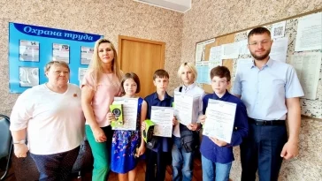 Фото: В Кемерове дети нашли на улице банковские карты и отнесли в полицию: их наградили 3