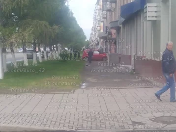 Фото: Иномарка врезалась в дом в центре Кемерова 4