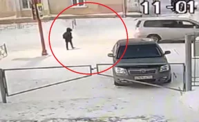 В Кузбассе автомобиль сбил 10-летнего мальчика на пешеходном переходе: опубликовано видео