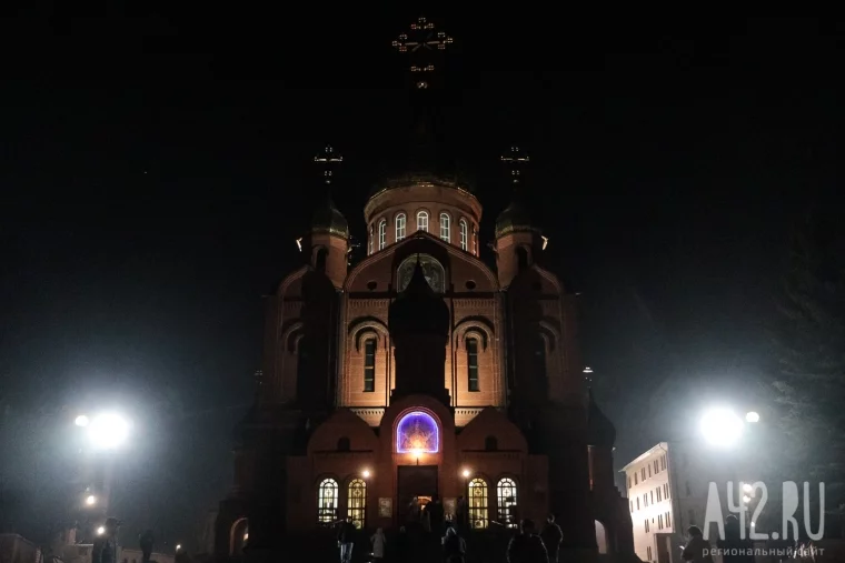 Фото: Христос воскрес из мёртвых. Пасхальное богослужение в Знаменском соборе Кемерова 35