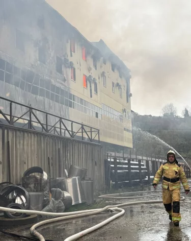 Три человека пострадали при пожаре в автосервисе в Сочи