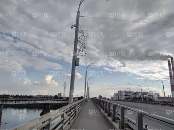 Фото: В Кемерове с Кузнецкого моста исчезли баннеры с гербами городов. Власти объяснили ситуацию 1