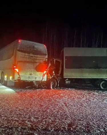 Автобус «Кемерово — Толмачёво» столкнулся с грузовиком, пострадали 4 человека