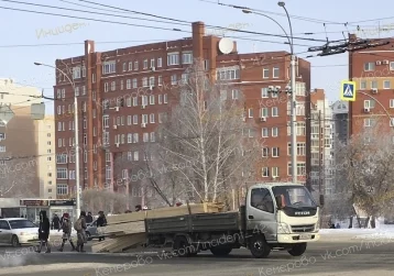 Фото: В  стиле «Пункта назначения»: в Кемерове доски вывалились из грузовика на дорогу  1
