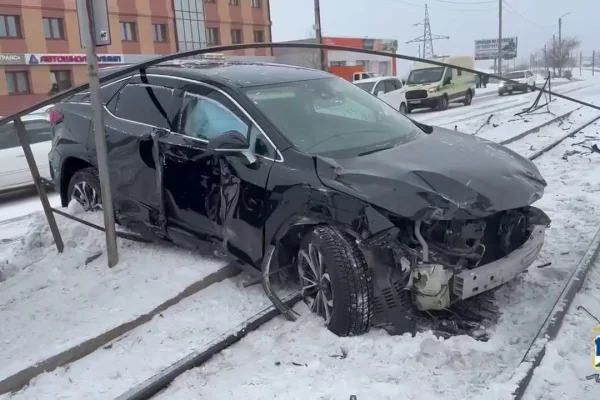 Lexus влетел в остановку в Улан-Удэ, пострадали пенсионерка и подросток