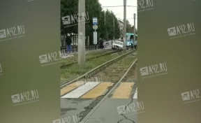 Очевидцы: в Кемерове автомобиль устроил ДТП на трамвайных путях 