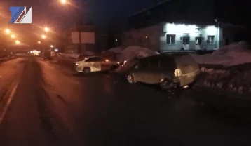 Фото: Врезался и перевернулся: появились кадры смертельного ДТП в кузбасском городе 1