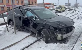 Lexus влетел в остановку в Улан-Удэ, пострадали пенсионерка и подросток