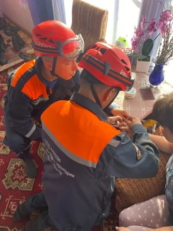 Фото: Спасатели помогли жительнице Кузбасса снять застрявшее на пальце кольцо 1