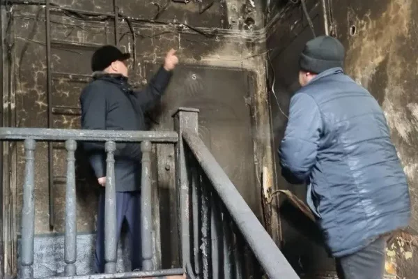 В кузбасском городе загорелся подъезд многоквартирного дома