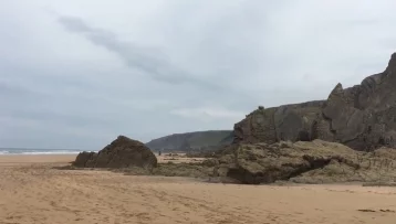 Фото: Отдыхающего на пляже пенсионера раздавило гигантским камнем  1