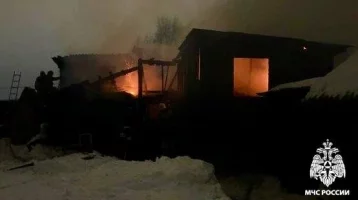 Фото: В кузбасском городе разом сгорели несколько построек: в МЧС назвали причину пожара 1