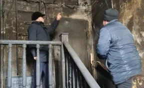 В кузбасском городе загорелся подъезд многоквартирного дома