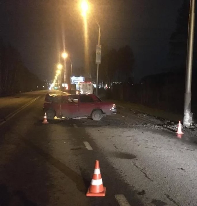 Фото: В Кемерове водитель ВАЗ врезался в опору освещения 2