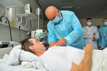 Фото: Губернатор Кузбасса навестил в больнице спасённого на шахте «Распадская-Коксовая» горняка 2