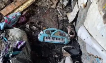 Фото: Игрушки в саже: СК Кузбасса показал видео из сгоревшего дома, где погибли 3 детей 1