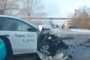 Фото: В Кемерове на Красноармейской улице автомобиль такси попал в серьёзное ДТП 1