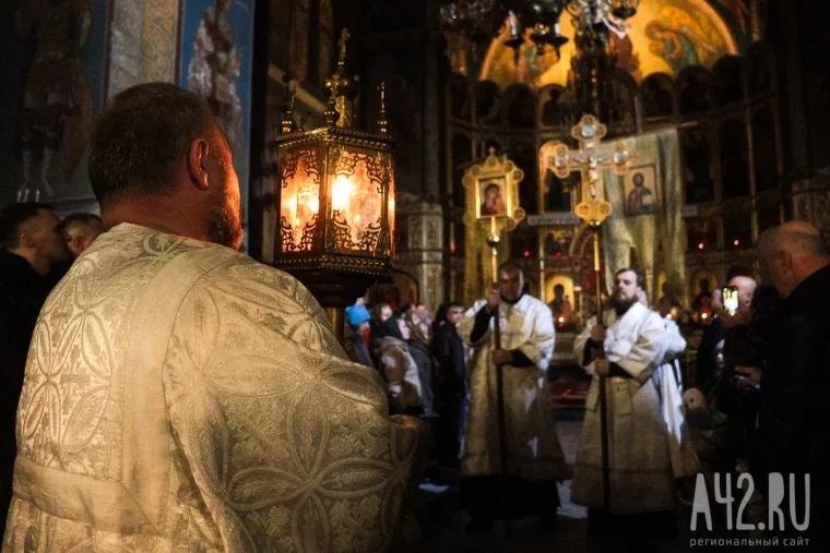 Фото: Христос воскрес из мёртвых. Пасхальное богослужение в Знаменском соборе Кемерова 33