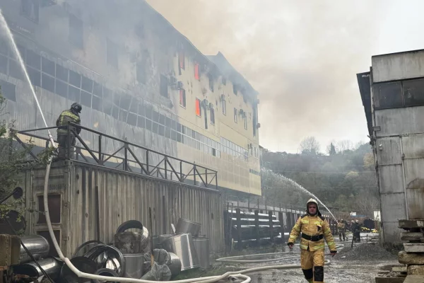 Три человека пострадали при пожаре в автосервисе в Сочи