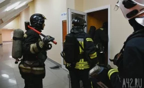 В Кемерове ночью случился пожар в многоквартирном доме из-за электрооборудования