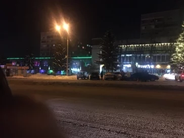 Фото: Снёс несколько автомобилей: в Кемерове произошло ДТП на парковке 3