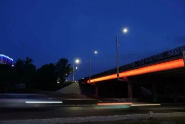 Фото: В Кемерове начали тестировать подсветку Кузбасского моста 1