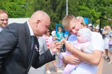 Фото: Более 500 кемеровчан спели гимн России на бульваре Строителей 6