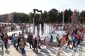 Фото: Перед филармонией в Кемерове открыли светомузыкальный фонтан 9