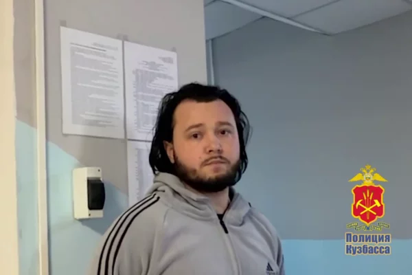 Кузбассовец распылил в лицо женщины газовый баллончик и избил шваброй на прямой трансляции