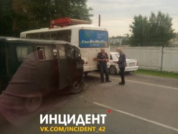 Фото: В Кемерове столкнулись ПАЗ и «Буханка» 4